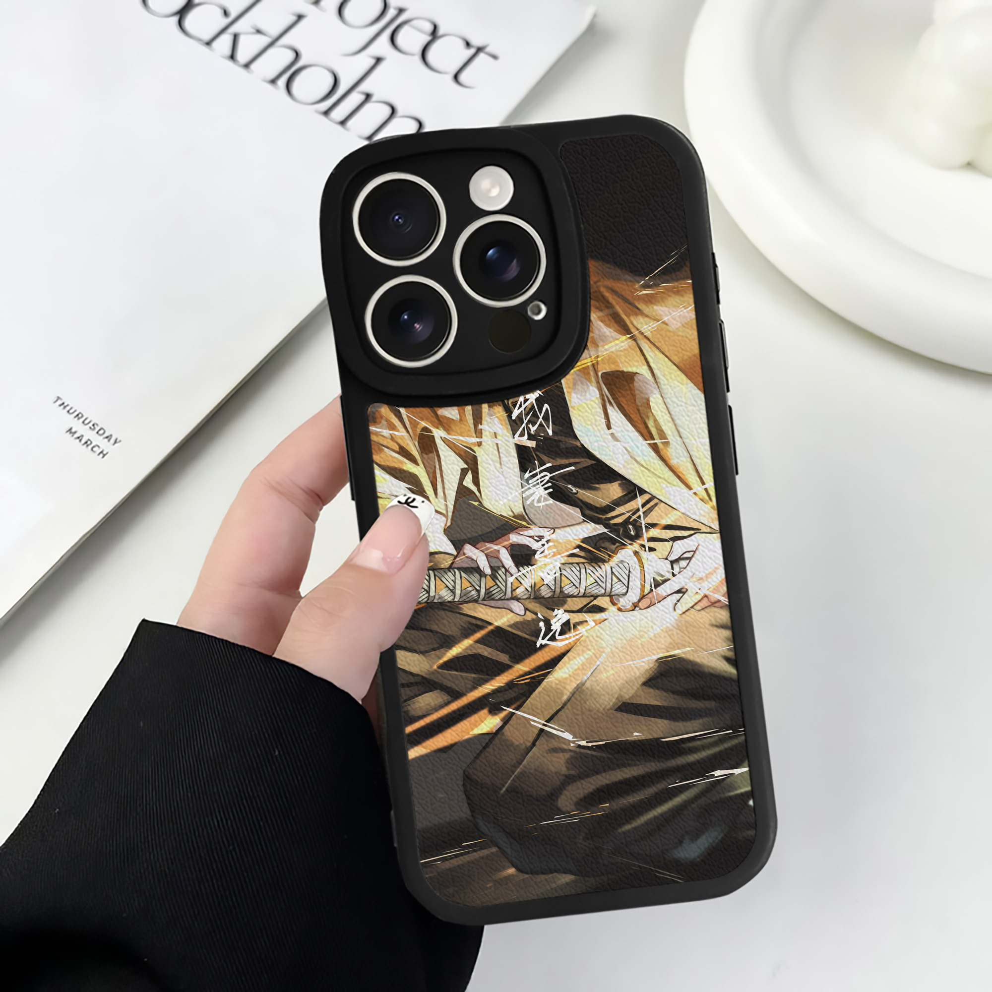 （画像用） 鬼滅の刃（きめつのやいば）我妻 善逸／あがつま ぜんいつ Agatsuma Zenitsu 【iPhone 16シリーズ対応】シリコンスマホケース（レザー調） 材質：シリコン